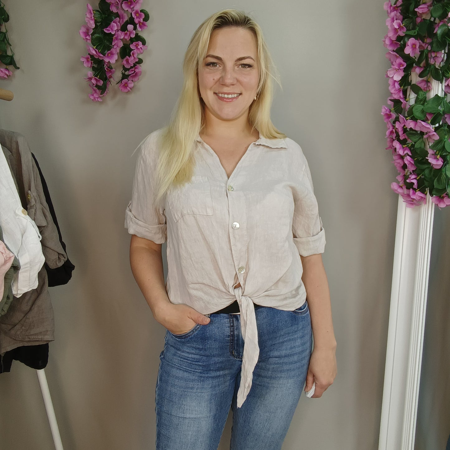 Kurze Leinenbluse zum Knoten in Beige