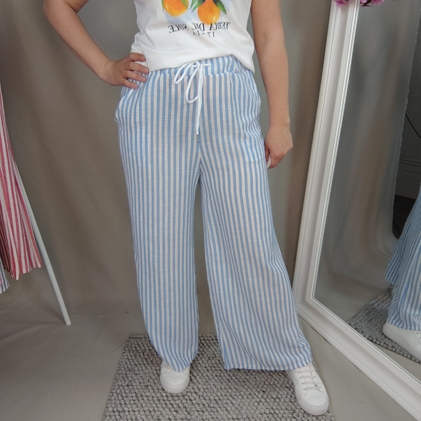 Gestreifte Sommerhose mit Kordelzug in Hellblau
