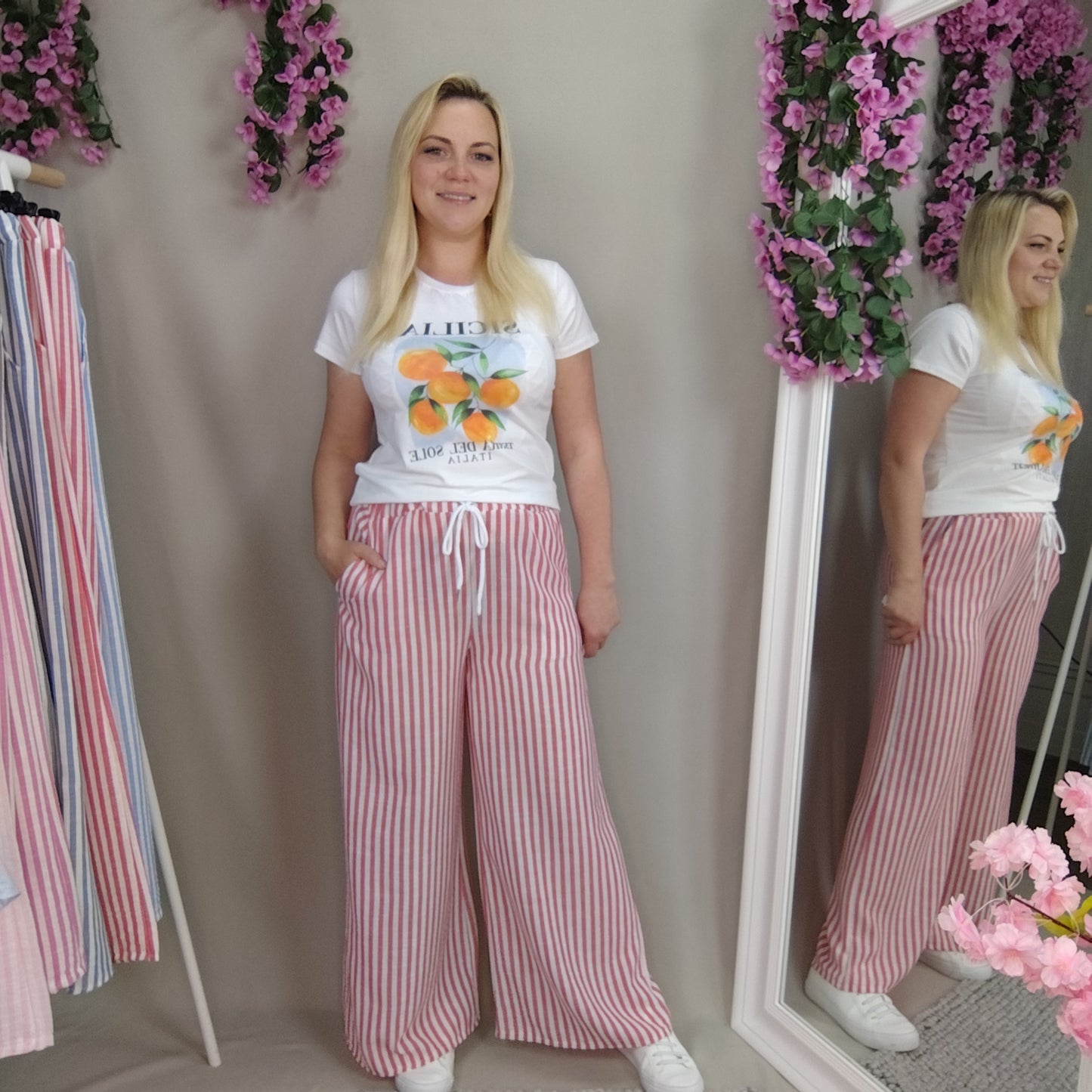 Gestreifte Sommerhose mit Kordelzug in Rot