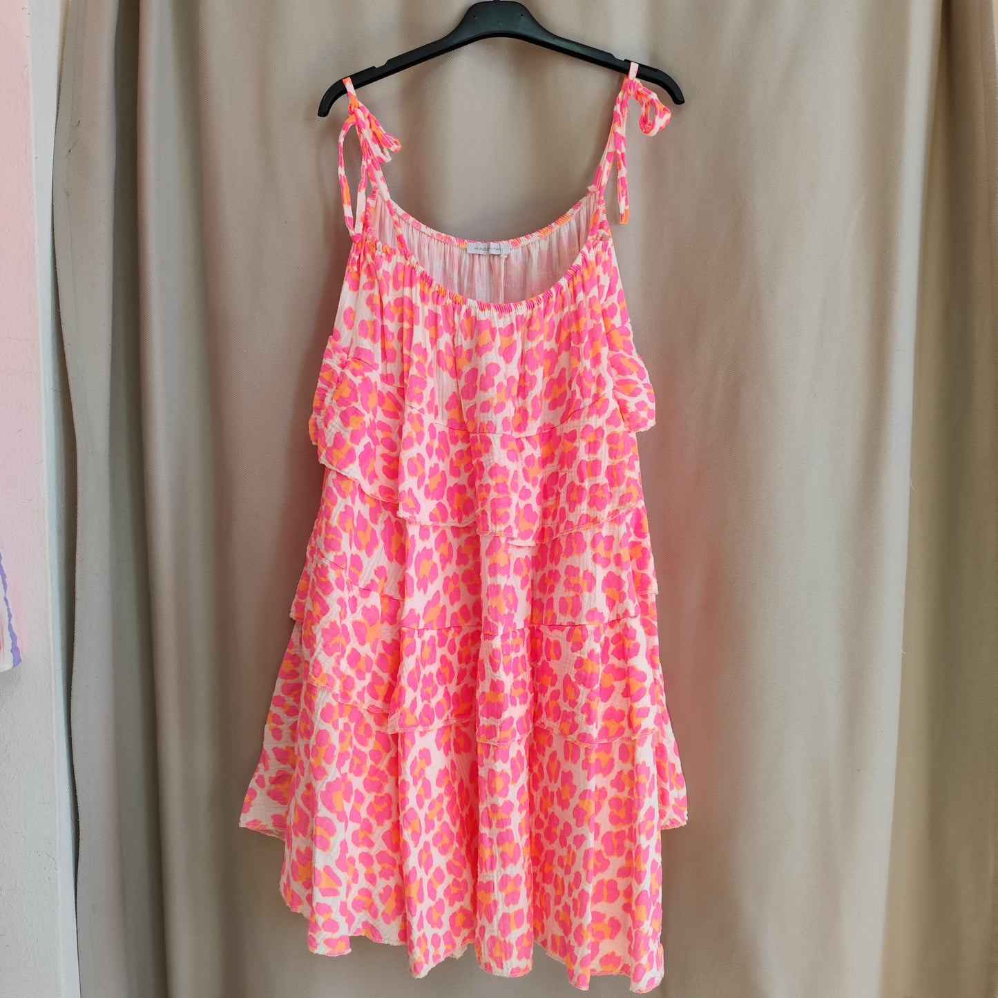 Musselinträgerkleid mit Leomuster in Neonpink-Orange-Weiß