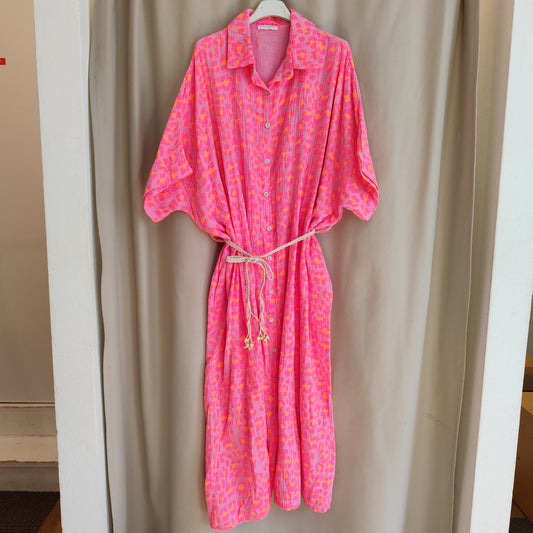 Musselinkleid mit Gürtel mit Leomuster in Neonpink-Orange-Rosa