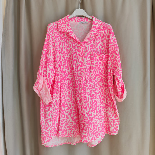 Musselinbluse mit Leomuster in Pink-Weiß