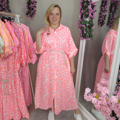 Musselin Kleid mit Gürtel mit Leomuster in Neonpink-Orange-Weiß