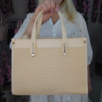 Handtasche mit Flechtoptik und goldenen Applikationen in Beige