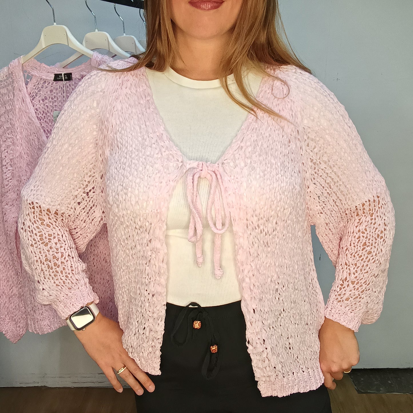 Strickjacke aus Bändchengarn in Rosa