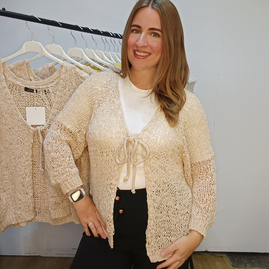 Strickjacke aus Bändchengarn in Beige