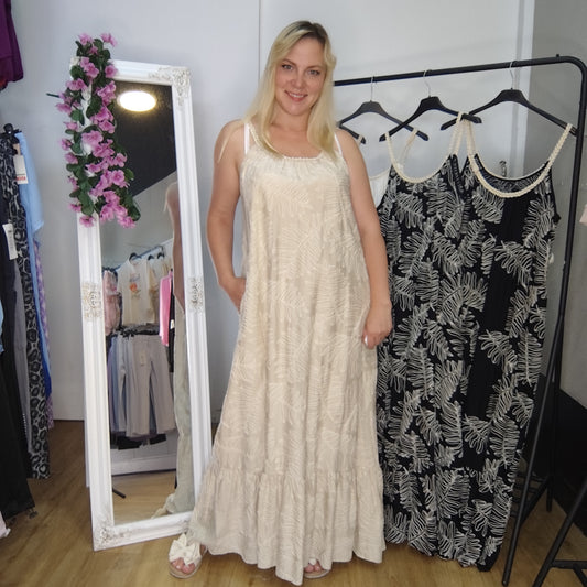 Langes Sommerkleid mit Muster in Beige