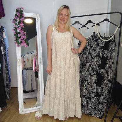 Langes Sommerkleid mit Muster in Beige