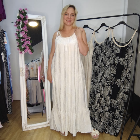 Langes Sommerkleid mit Muster in Beige-Weiß