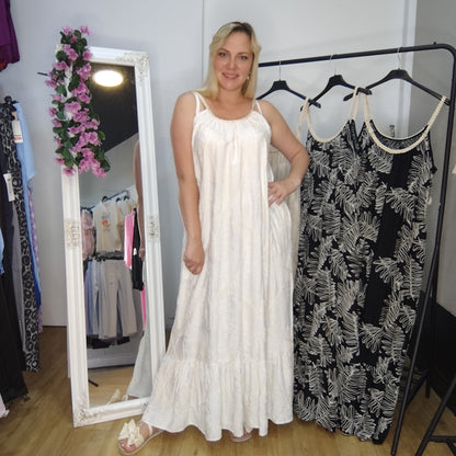 Langes Sommerkleid mit Muster in Beige-Weiß