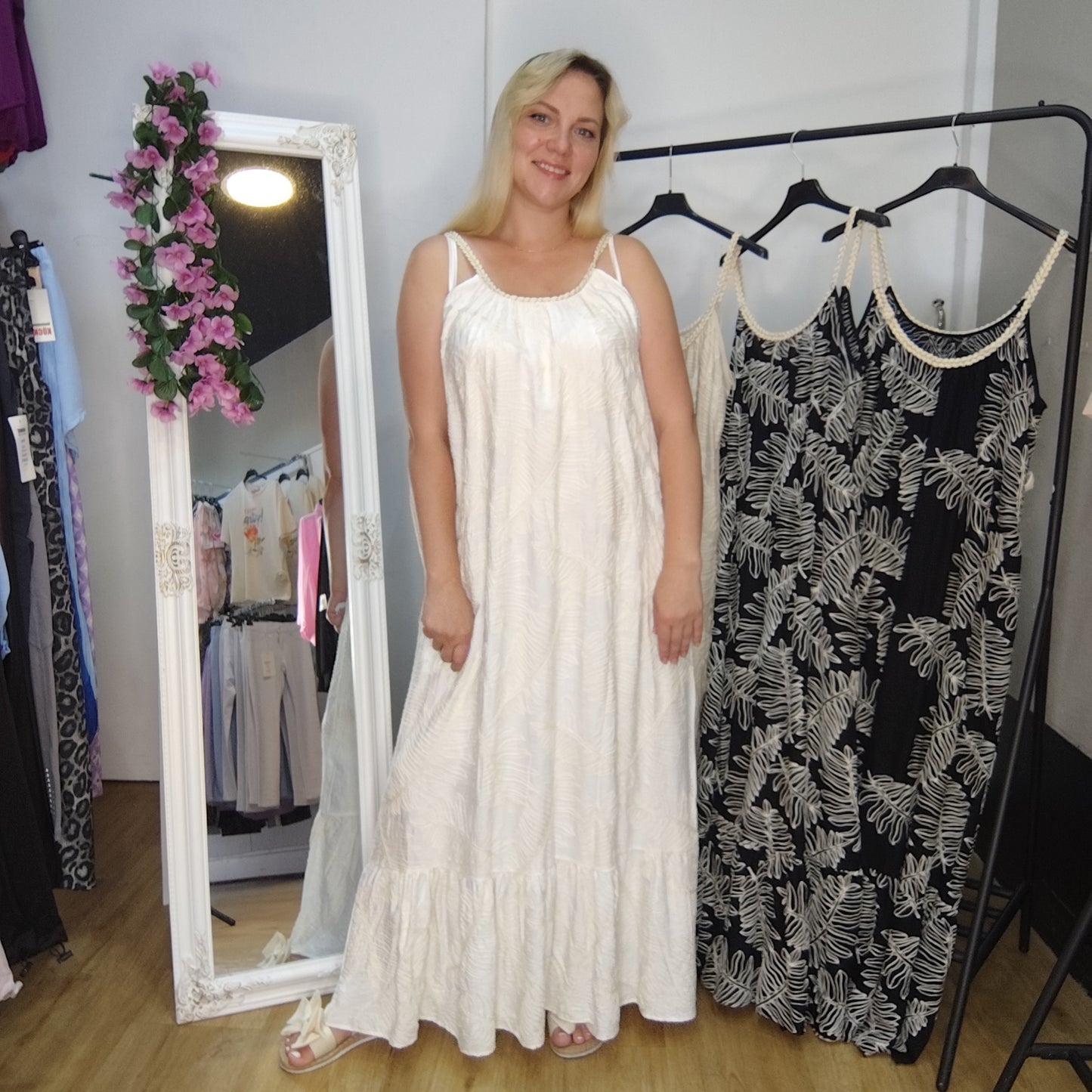 Langes Sommerkleid mit Muster in Beige-Weiß