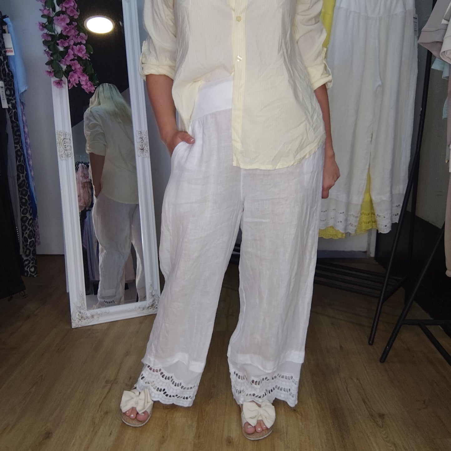 Leinen Hose mit Spitzenbesatz in Weiß