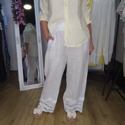 Leinen Hose mit Spitzenbesatz in Weiß
