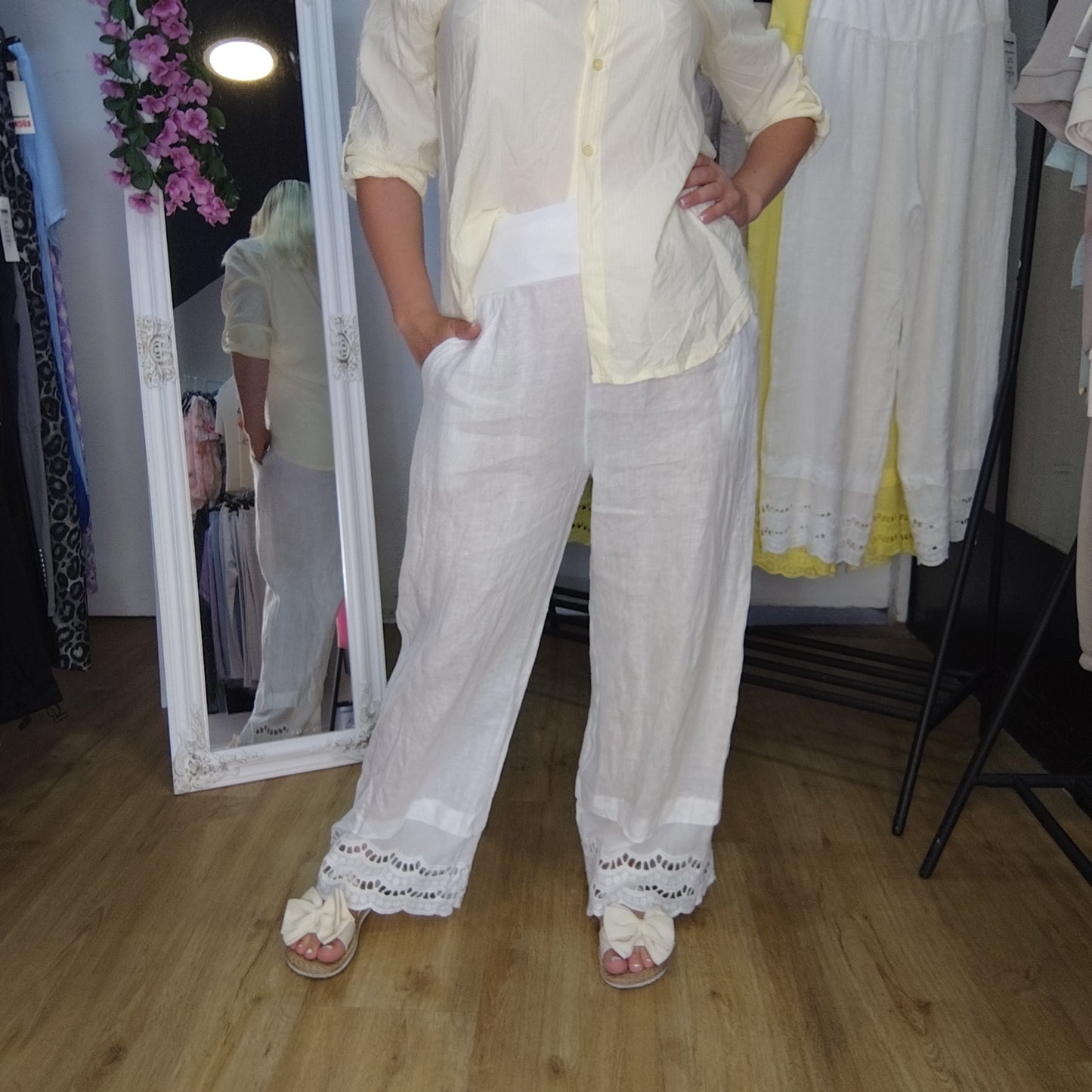 Leinen Hose mit Spitzenbesatz in Weiß