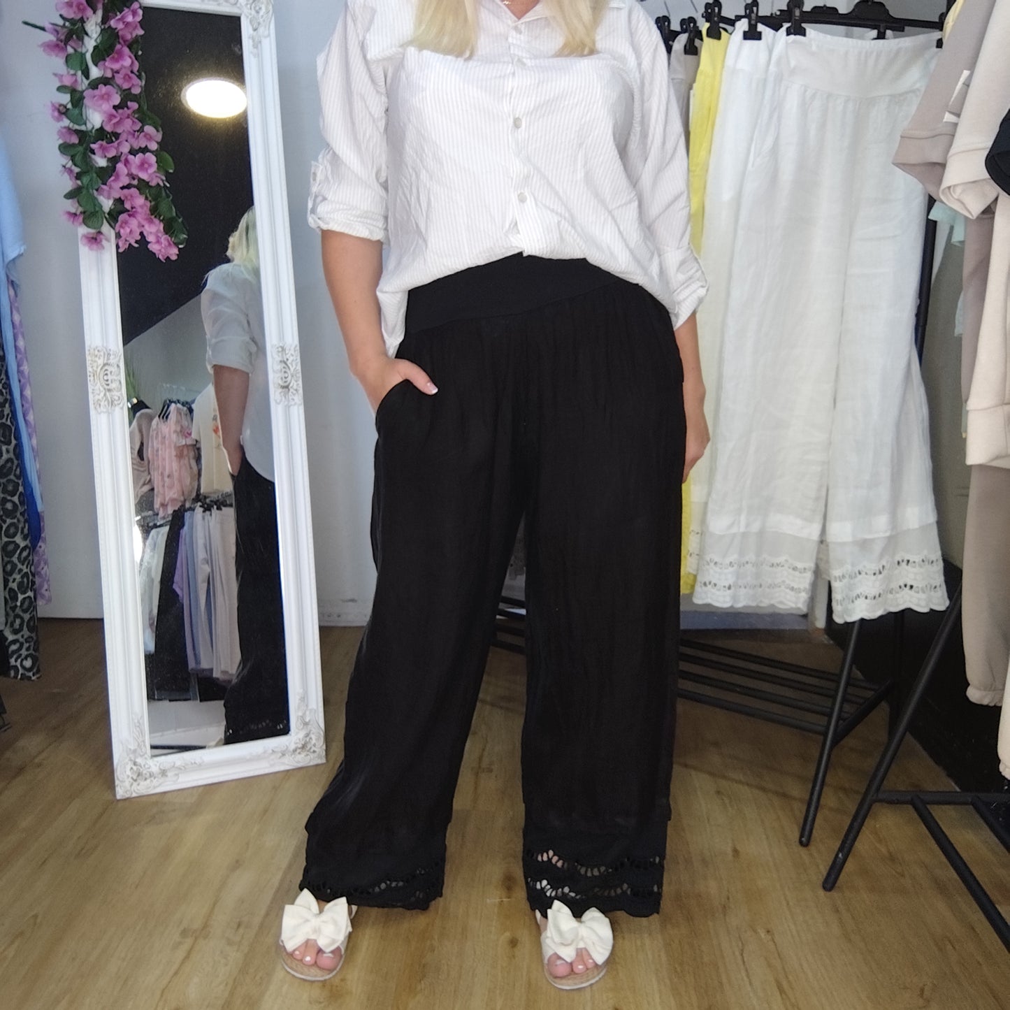 Leinen Hose mit Spitzenbesatz in Schwarz