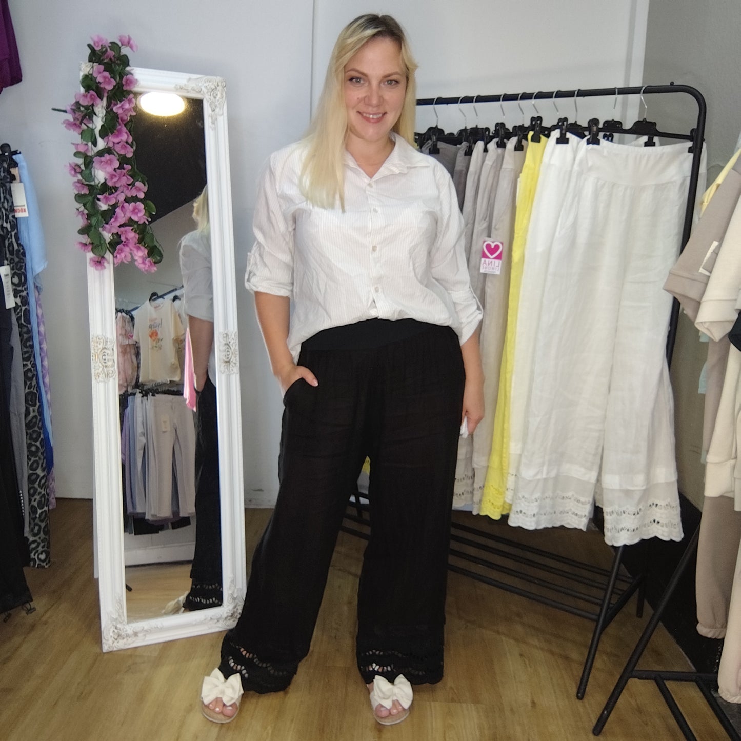Leinen Hose mit Spitzenbesatz in Schwarz
