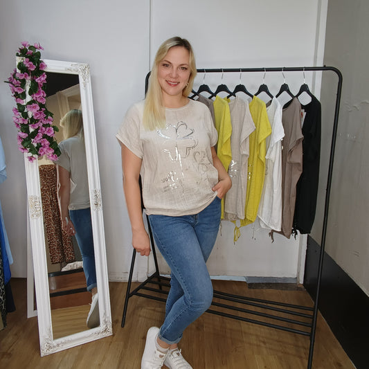 Kurzarm-Shirt mit Kleeblättern in Beige
