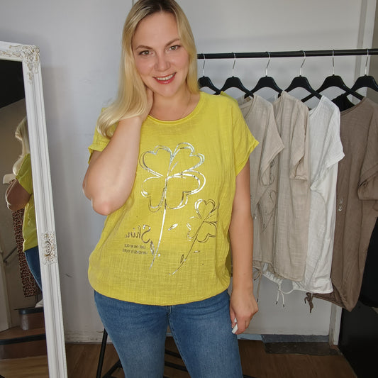 Kurzarm-Shirt mit Kleeblättern in Senfgelb