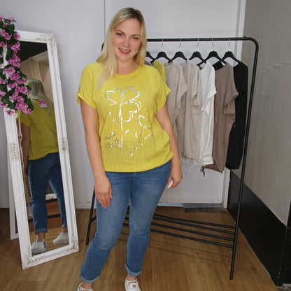 Kurzarm-Shirt mit Kleeblättern in Senfgelb
