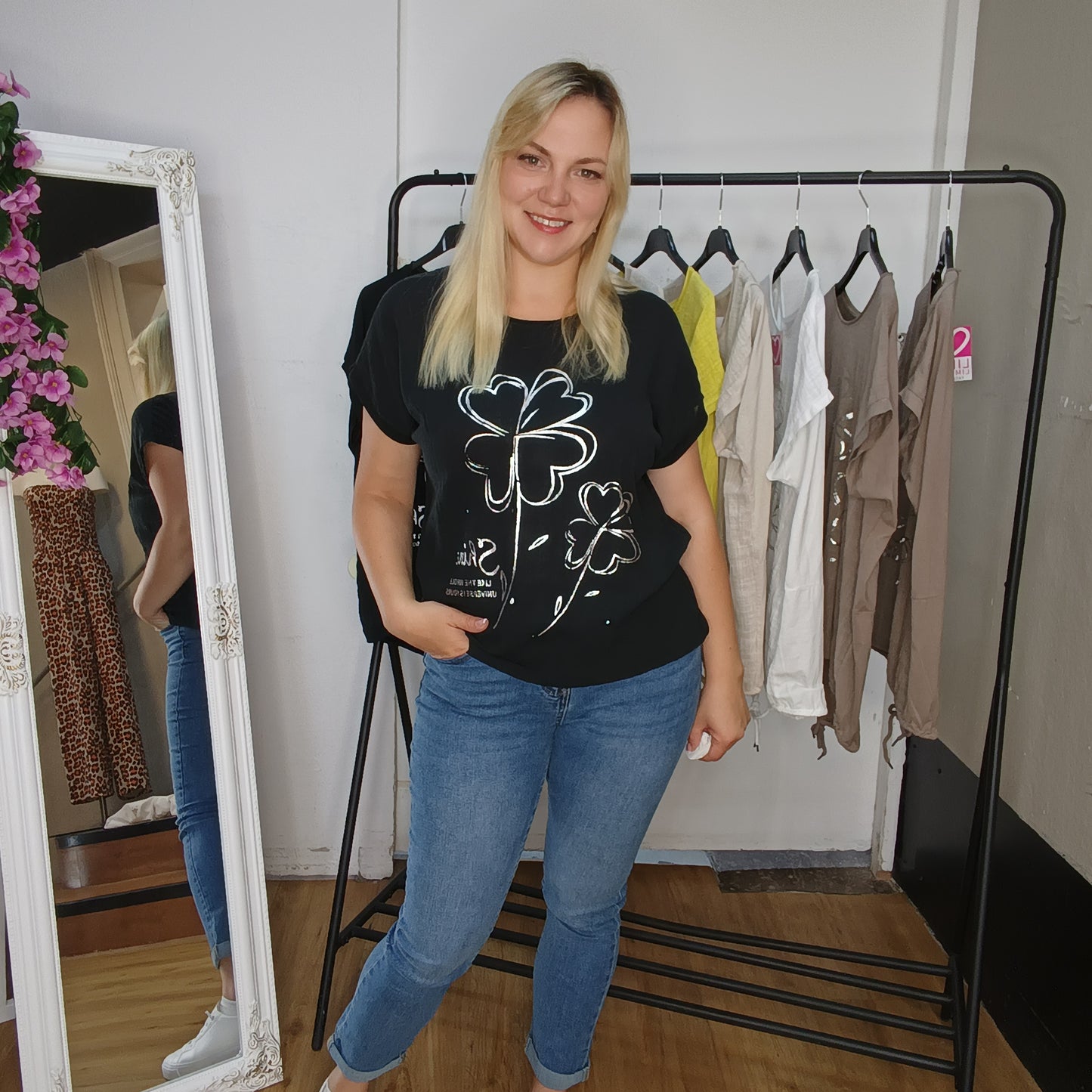 Kurzarm-Shirt mit Kleeblättern in Schwarz