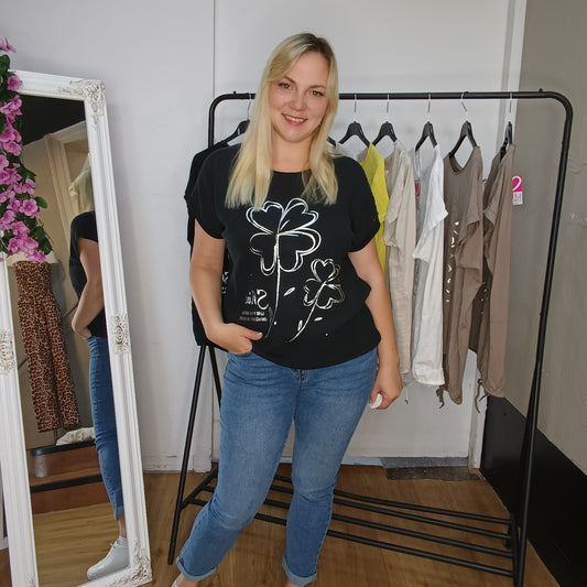 Kurzarm-Shirt mit Kleeblättern in Schwarz