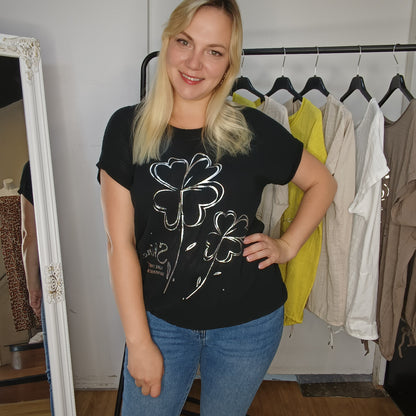 Kurzarm-Shirt mit Kleeblättern in Schwarz