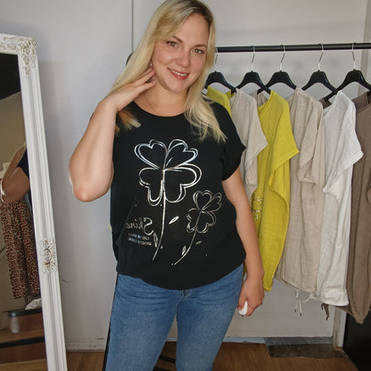 Kurzarm-Shirt mit Kleeblättern in Schwarz