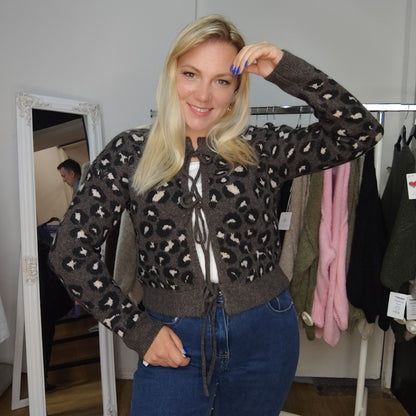 Strickjacke "Shakira" mit Leomuster in Grau