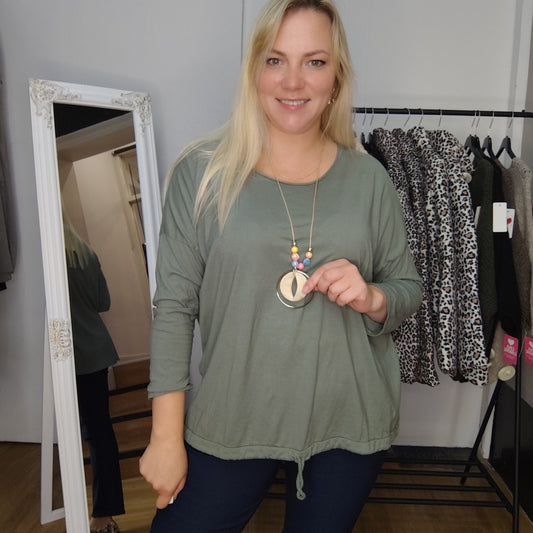 Shirt "Mandy" mit Kette in Olivgrün