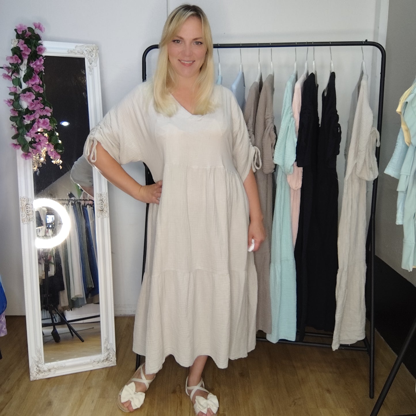 Musselin Kleid mit Raffung am Ärmel in Beige
