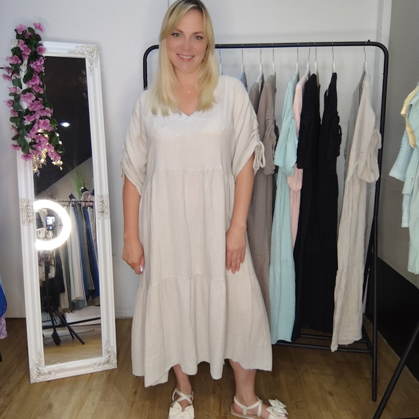 Musselin Kleid mit Raffung am Ärmel in Beige